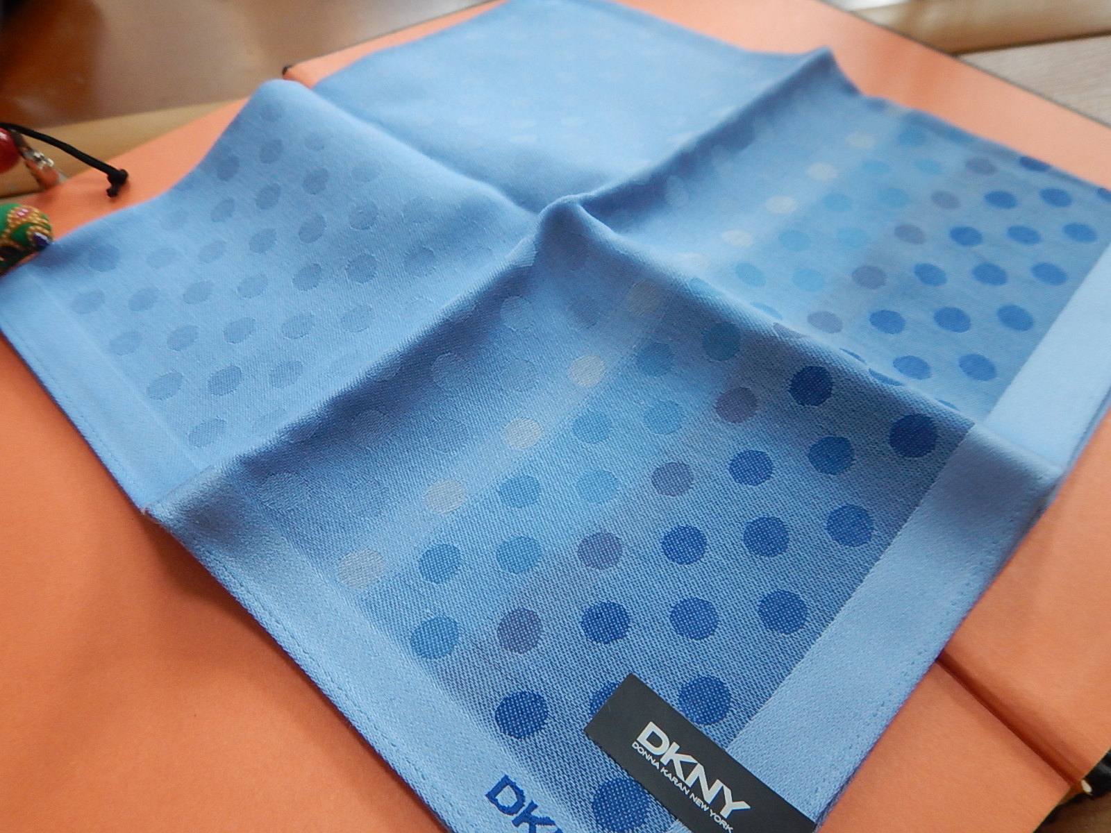 Khăn mùi xoa DKNY 8 rất mềm ko hộp