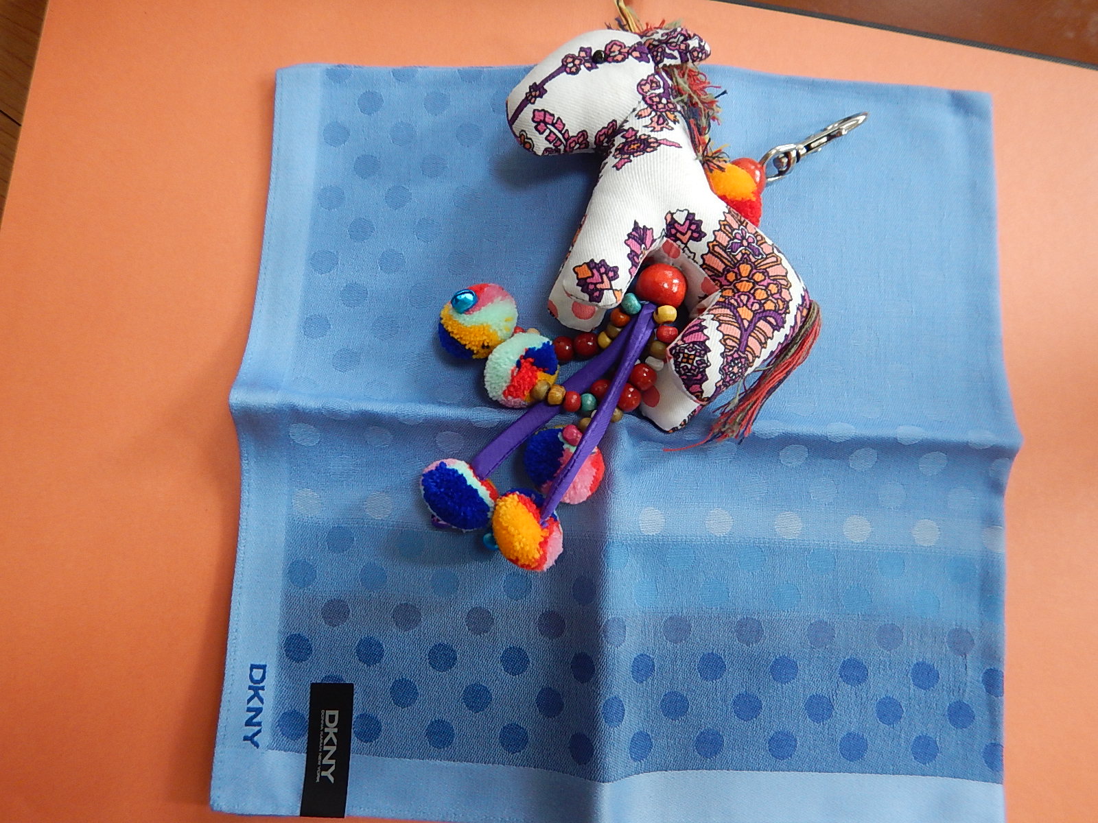 Khăn mùi xoa DKNY 8 rất mềm ko hộp - Ảnh 3