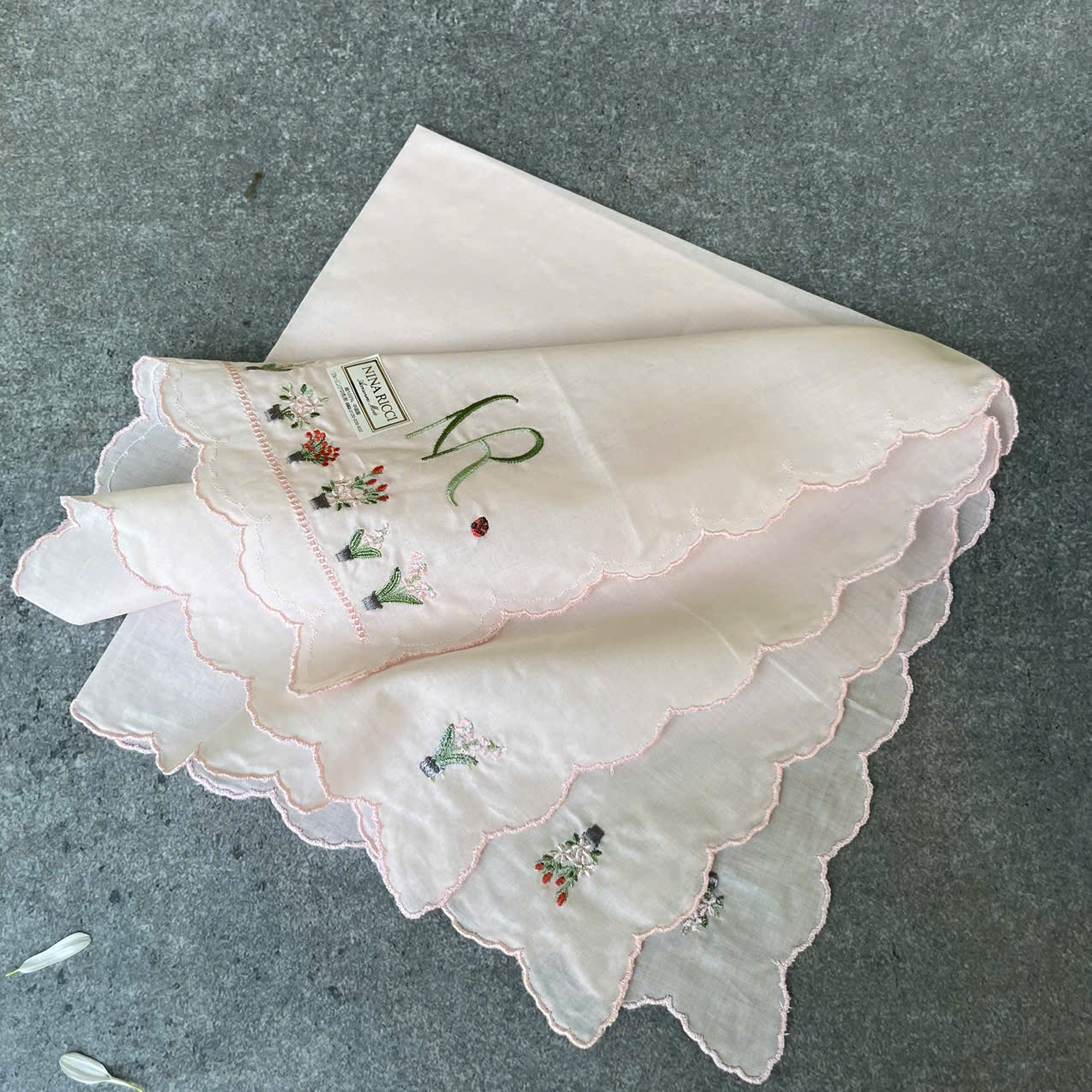 Khăn tay nữ thêu của Nhật. Hãng NINA RICCI . Kích thước 48 x 48 cm. 100% cotton