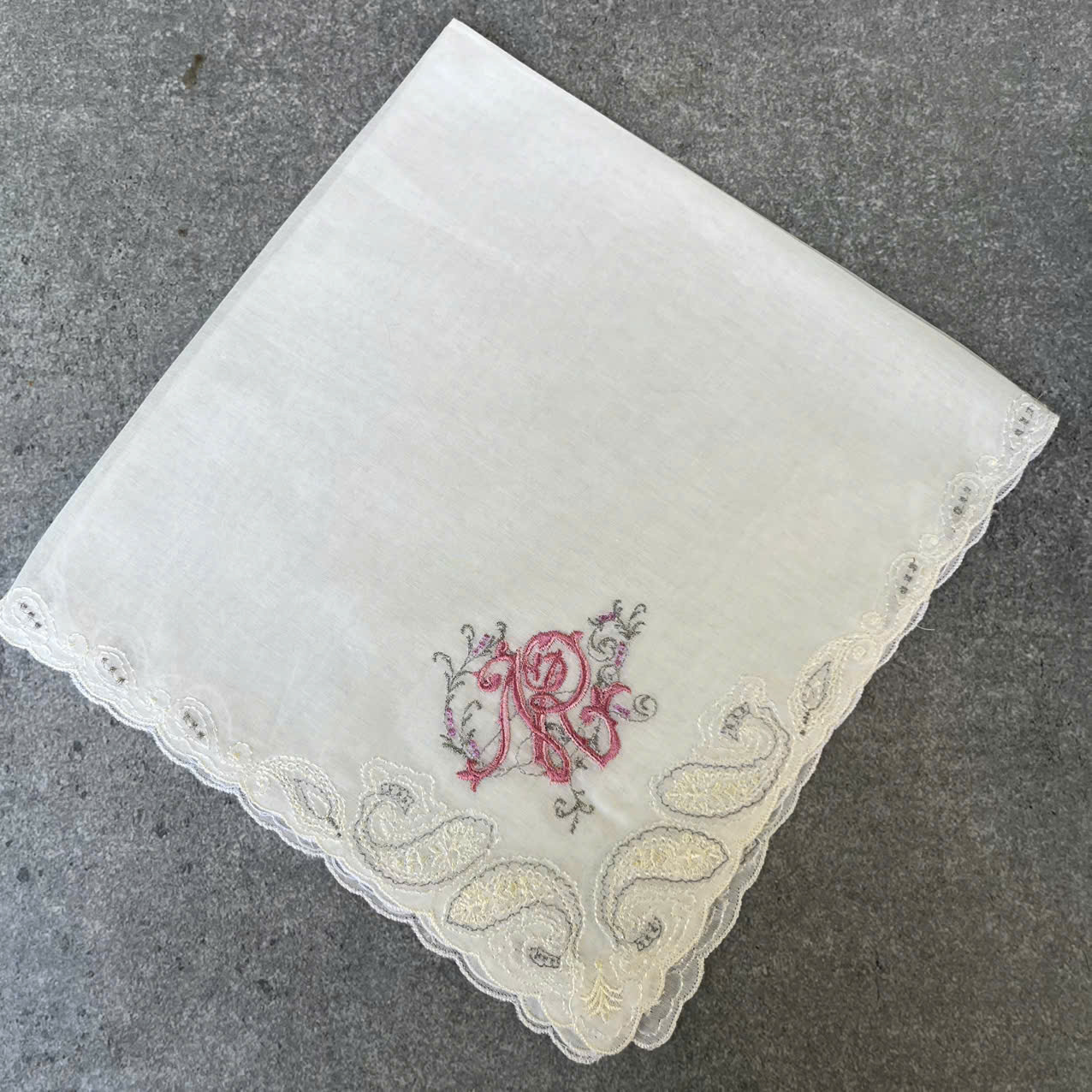 Khăn tay nữ thêu của Nhật. Hãng NINA RICCI . Kích thước 48 x 48 cm. 100% cotton - Ảnh 2