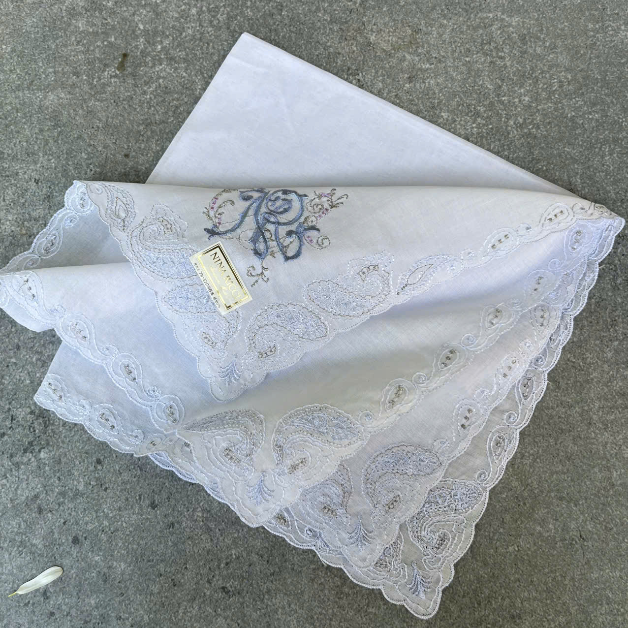 Khăn tay nữ thêu của Nhật. Hãng NINA RICCI . Kích thước 48 x 48 cm. 100% cotton