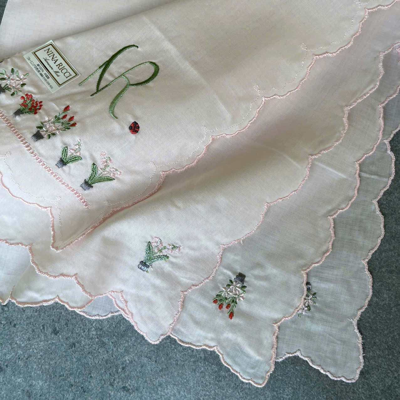 Khăn tay nữ thêu của Nhật. Hãng NINA RICCI . Kích thước 48 x 48 cm. 100% cotton - Ảnh 4