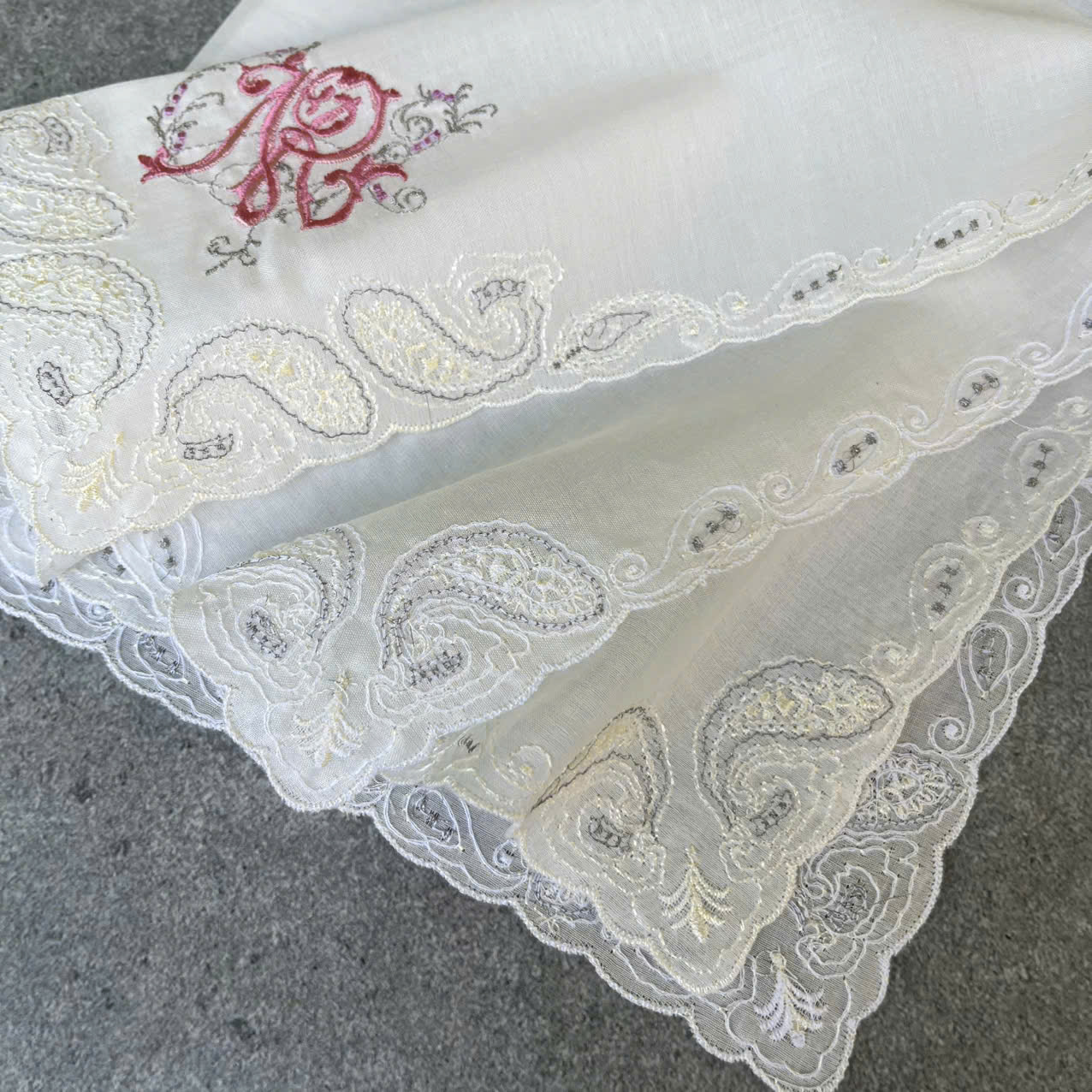 Khăn tay nữ thêu của Nhật. Hãng NINA RICCI . Kích thước 48 x 48 cm. 100% cotton - Ảnh 3