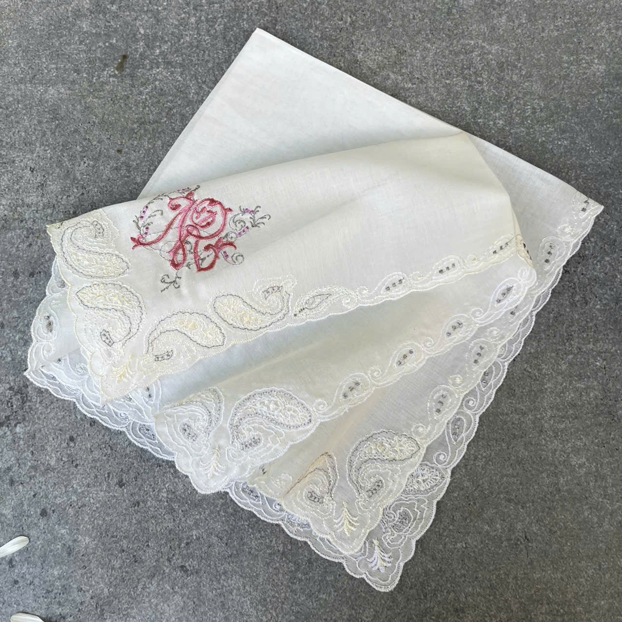 Khăn tay nữ thêu của Nhật. Hãng NINA RICCI . Kích thước 48 x 48 cm. 100% cotton