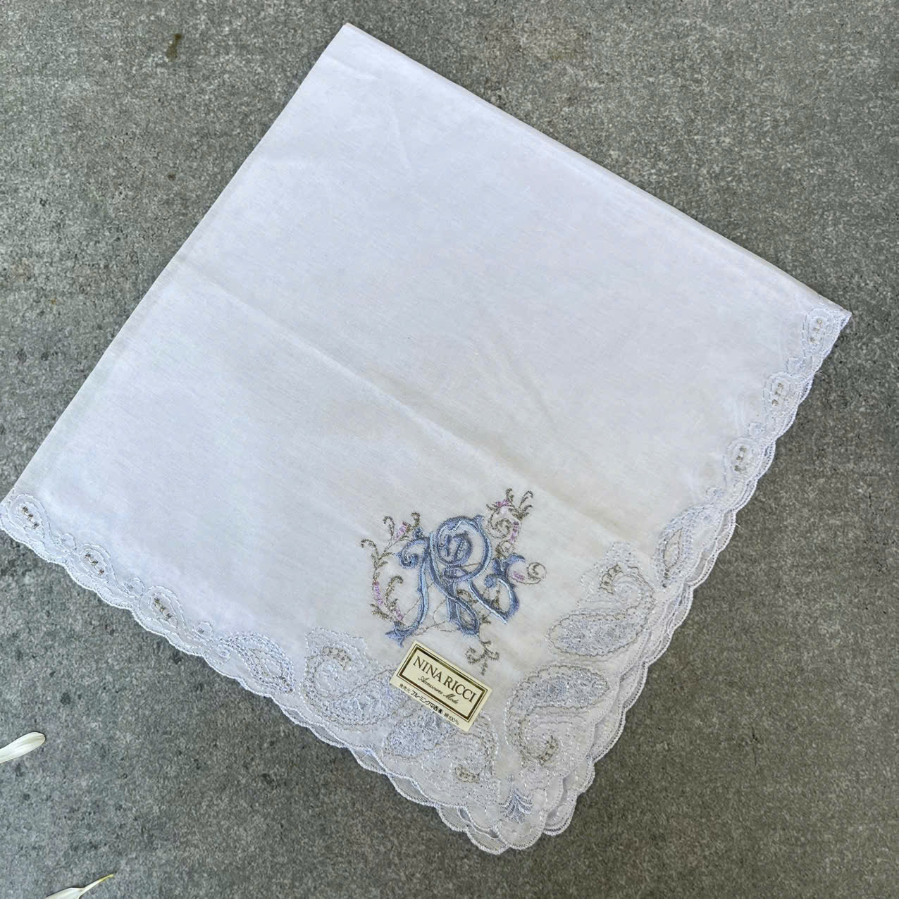 Khăn tay nữ thêu của Nhật. Hãng NINA RICCI . Kích thước 48 x 48 cm. 100% cotton - Ảnh 4