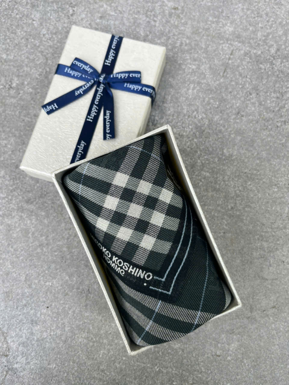 Hộp quà tặng 1 khăn tay cao cấp. 48x48cm. 100% cotton